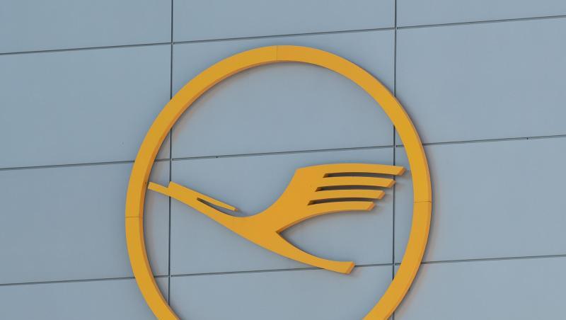 Das Logo der Fluggesellschaft Lufthansa an einer Fassade. Foto: Silas Stein/Archivbild Das Logo der Fluggesellschaft Lufthansa an einer Fassade. Foto: Silas Stein/Archivbild