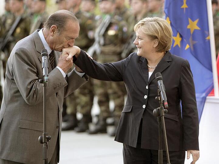 Auch mit Angela Merkel, die 2005 Bundeskanzlerin wurde, arbeitete Chirac auf internationalem Parkett zusammen.