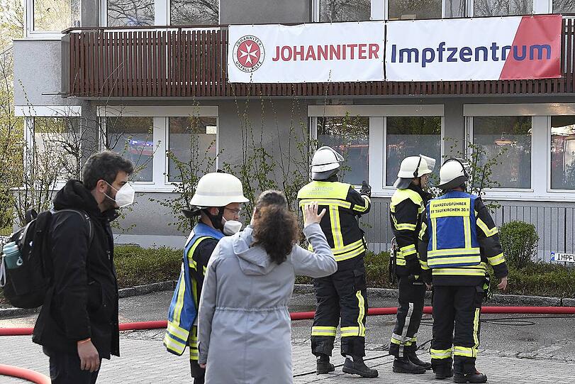 Im Impfzentrum am Kolpingring brannte am frühen Montagmorgen der Dachstuhl.