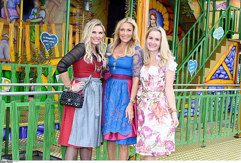 Auch Ballack Ex-Frau Simone lässt sich den Wiesn-Besuch nicht nehmen, hier zusammen mit Alessandra Geissel (li.) und Ophelia Blaimer (re.)