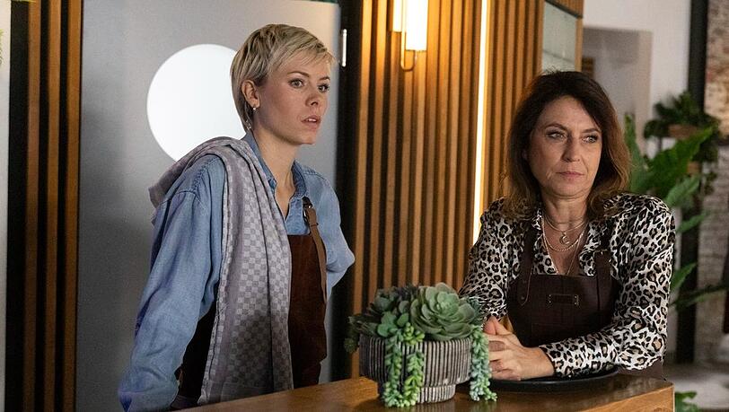 "Alles was zählt": Kim (l.) und Daniela schwören, sich vom Foodblogger nicht aus der Ruhe bringen zu lassen.