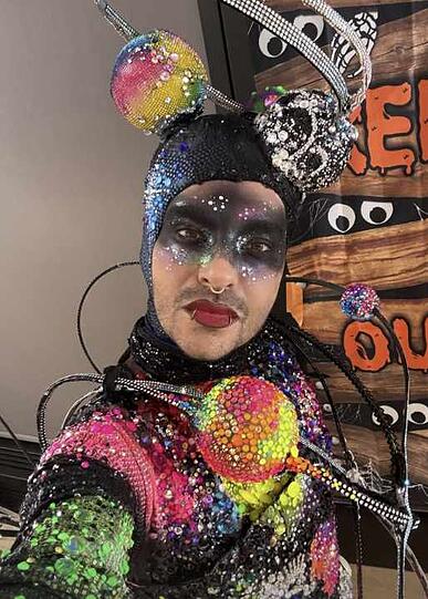 Bill Kaulitz hat sich als Universum verkleidet.