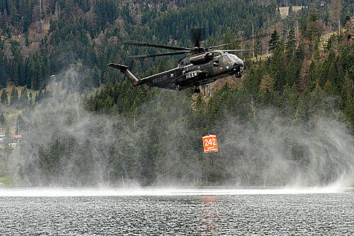 Hier wird nur geübt: Löschhubschrauber am Schliersee.