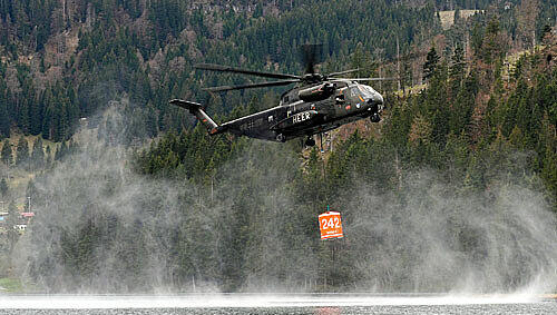 Hier wird nur geübt: Löschhubschrauber am Schliersee. Hier wird nur geübt: Löschhubschrauber am Schliersee.