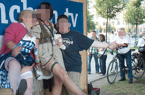 Diese freizügigen Damen ließen sich im vergangenen Jahr von zahlreichen Männern beim Rock-Lupfen fotografieren. Die Polizei beendete das Treiben.