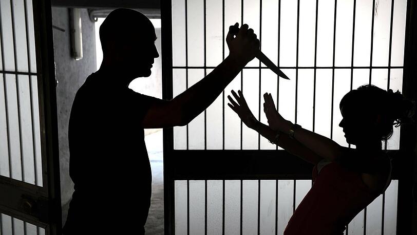 Nach dem brutalen Mord an einer 35-Jährigen aus Tirol ist die Polizei einen entscheidenden Schritt weiter: Der Freund der Toten steht unter Verdacht. (Symbolbild) Nach dem brutalen Mord an einer 35-Jährigen aus Tirol ist die Polizei einen entscheidenden Schritt weiter: Der Freund der Toten steht unter Verdacht. (Symbolbild)