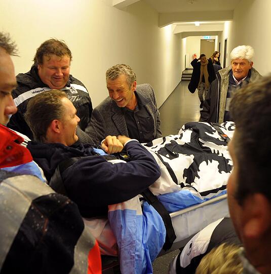 Olaf Bodden wird auf einem Krankenbett auf den Rasen des Grünwalder Stadions gefahren.
