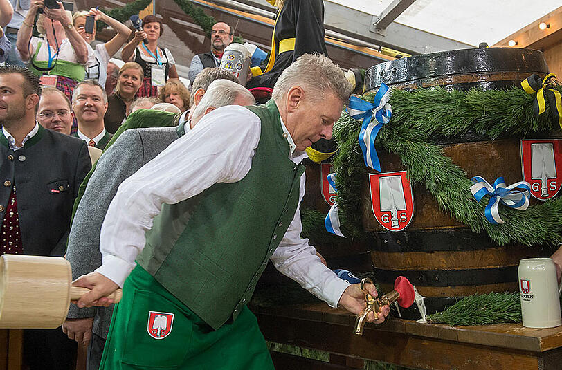 Pünktlich um 12 Uhr hatte OB Dieter Reiter angezapft.