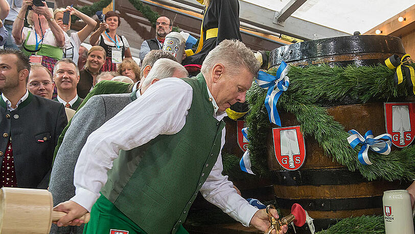 Pünktlich um 12 Uhr hatte OB Dieter Reiter angezapft. Pünktlich um 12 Uhr hatte OB Dieter Reiter angezapft.