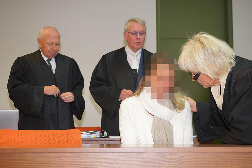 Die Angeklagte mit ihren drei Verteidigern (v.l.) Steffen Uffer aus München und den beiden Hamburger Anwälten Gerhard Strate und Annette Voges.