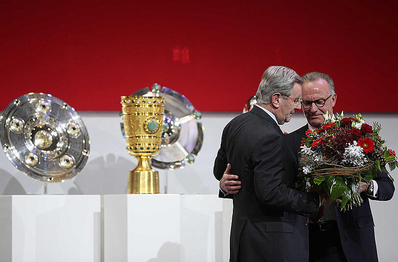 Blumen von Vorstandschef Karl-Heinz Rummenigge für Karl Hopfner.