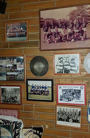 Bilder und Devotionalien im Restaurant erinnern an Müller.
