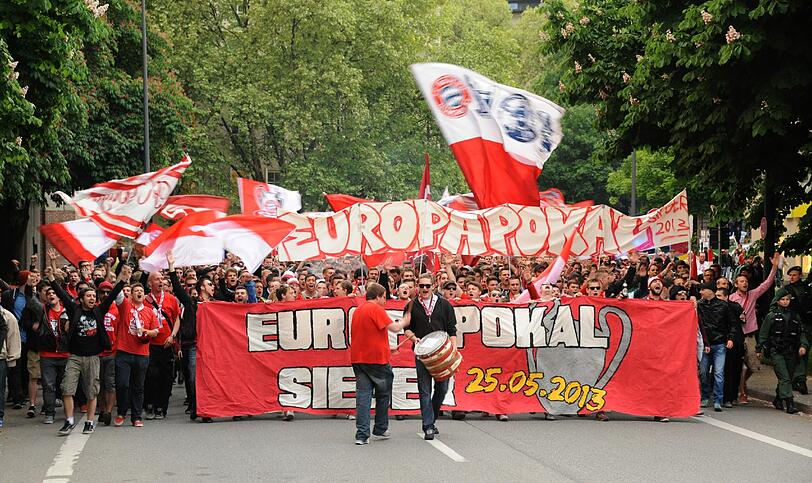 Bayern-Fans ziehen durch die Münchner Innenstadt. Die Bilder von der Jubel-Feier.