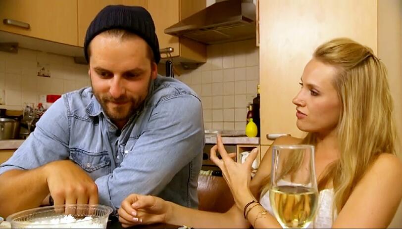 Andreas und Anna machen zusammen Sushi und führen ein ernsthaftes Gespräch.