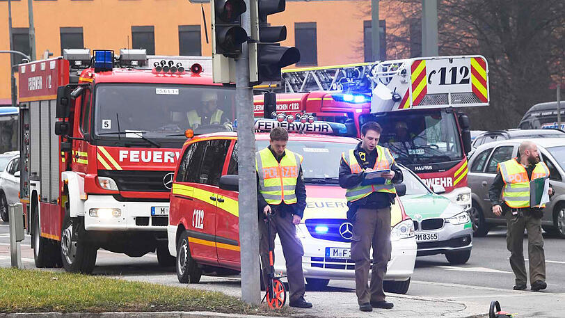 Bei einem heftigen Zusammenstoß eines Pflegedienstes mit einem Pkw auf der Kreuzung Chiemgaustraße/Rosenheimerstraße wurden drei Menschen verletzt.
