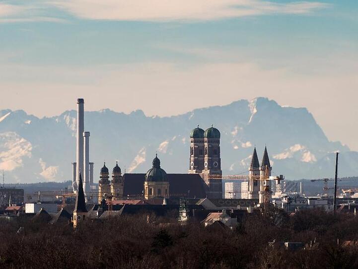 Die Skyline der bayerischen Landeshauptstadt ist vor der Kulisse der etwa 90 Kilometer entfernten Alpen mit der Zugspitze. Foto: Peter Kneffel/dpa/Archivbild