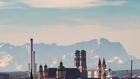 Die Skyline der bayerischen Landeshauptstadt ist vor der Kulisse der etwa 90 Kilometer entfernten Alpen mit der Zugspitze. Foto: Peter Kneffel/dpa/Archivbild