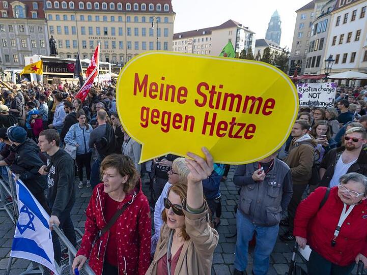 Unter dem Motto "Herz statt Hetze" sind in Dresden Menschen aus ganz Sachsen gegen die islam- und ausländerfeindliche Pegida auf die Straße gegangen.