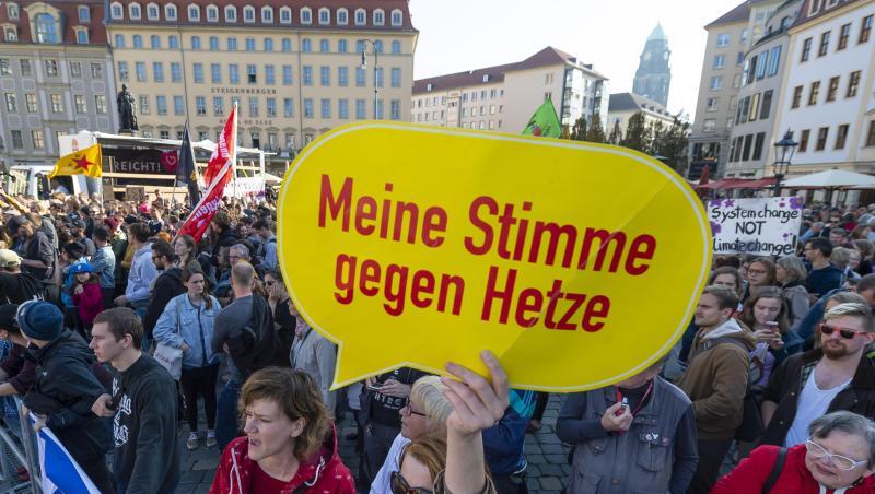 Unter dem Motto "Herz statt Hetze" sind in Dresden Menschen aus ganz Sachsen gegen die islam- und ausländerfeindliche Pegida auf die Straße gegangen. Unter dem Motto "Herz statt Hetze" sind in Dresden Menschen aus ganz Sachsen gegen die islam- und ausländerfeindliche Pegida auf die Straße gegangen.