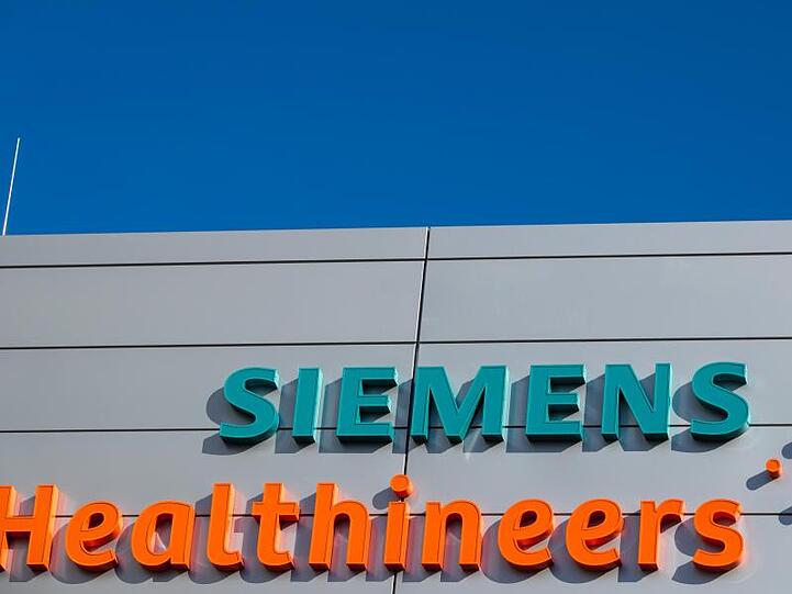 Logo und Schriftzug von Siemens Healthineers an einem Gebäude. Foto: Daniel Karmann/Archivbild