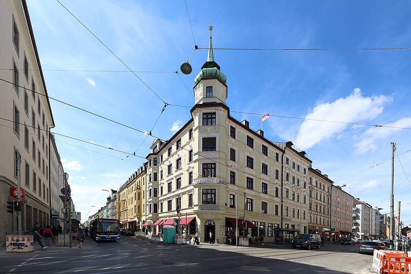 Platzhirsch: der Schelling-Salon - mit offensichtlich roter Fußballpräferenz.