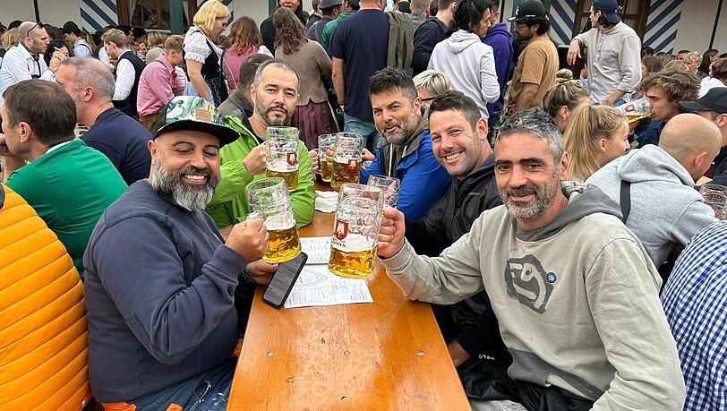 Diese Freunde aus Ancona sind bereits zum vierten Mal für die Wiesn nach München gereist. Diese Freunde aus Ancona sind bereits zum vierten Mal für die Wiesn nach München gereist.