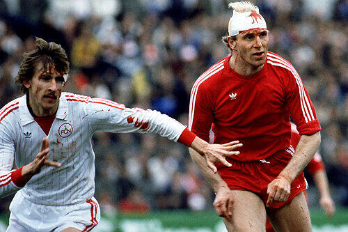 Auf dem weißen Dress der Nürnberger war das Blut besser zu sehen als auf dem roten der Bayern: Alois Reinhardt und Dieter Hoeneß beim Pokalfinale 1982.