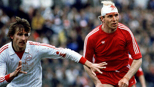 Auf dem weißen Dress der Nürnberger war das Blut besser zu sehen als auf dem roten der Bayern: Alois Reinhardt und Dieter Hoeneß beim Pokalfinale 1982. Auf dem weißen Dress der Nürnberger war das Blut besser zu sehen als auf dem roten der Bayern: Alois Reinhardt und Dieter Hoeneß beim Pokalfinale 1982.