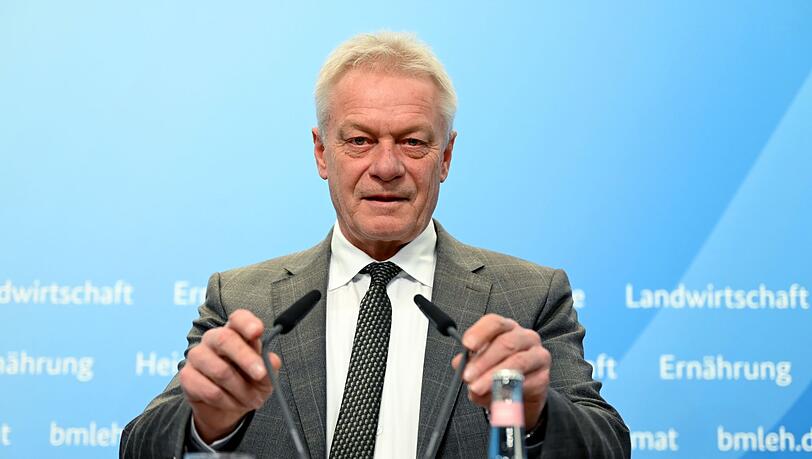 Bundesminister Alois Rainer stellt den "Ernährungsreports 2025" vor.