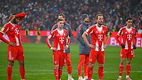 Konsterniert: Die Bayern-Stars nach der Niederlage gegen Augsburg.
