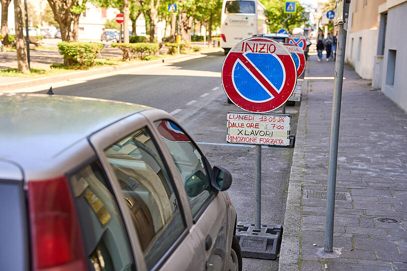 Ein Auto steht in Italien im Parkverbot. Das kostet 45 Euro aufwärts. Ein Auto steht in Italien im Parkverbot. Das kostet 45 Euro aufwärts.