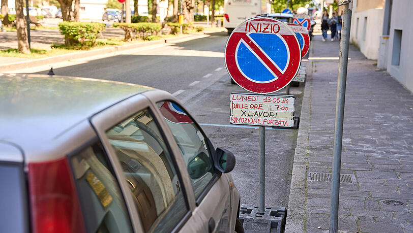 Ein Auto steht in Italien im Parkverbot. Das kostet 45 Euro aufwärts. Ein Auto steht in Italien im Parkverbot. Das kostet 45 Euro aufwärts.