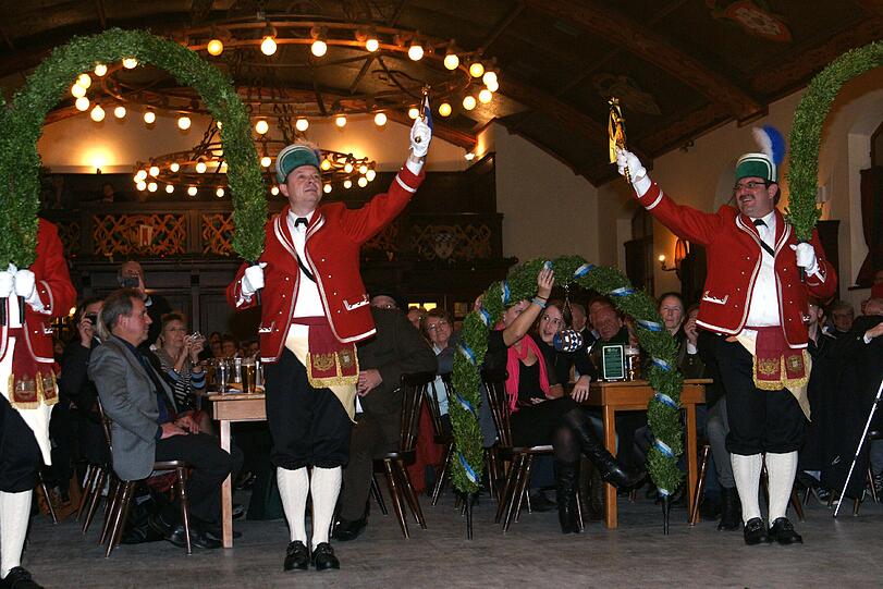 Am Donnerstag war mit der Generalprobe des Schäfflertanzes im Augustinerkeller der Startschuss für die Tanzsaison 2012 gegeben worden.