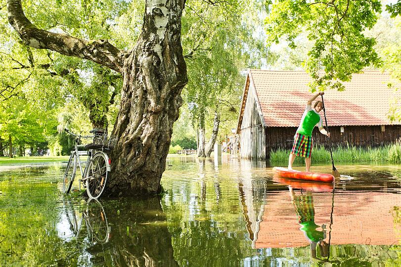 Fanatic-Teamfahrer Fabian Weber erkundet das Hochwasser in Diessen am Ammersee per Stand Up Paddeling