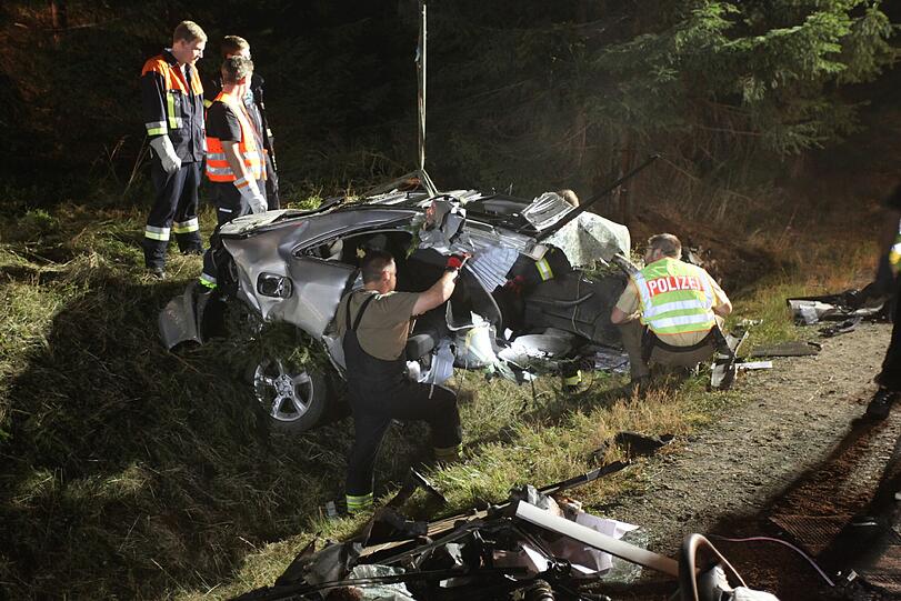 Durch die Wucht des Aufpralls wurde der Mercedes regelrecht zerfetzt. Der Fahrer starb in den Trümmern.
