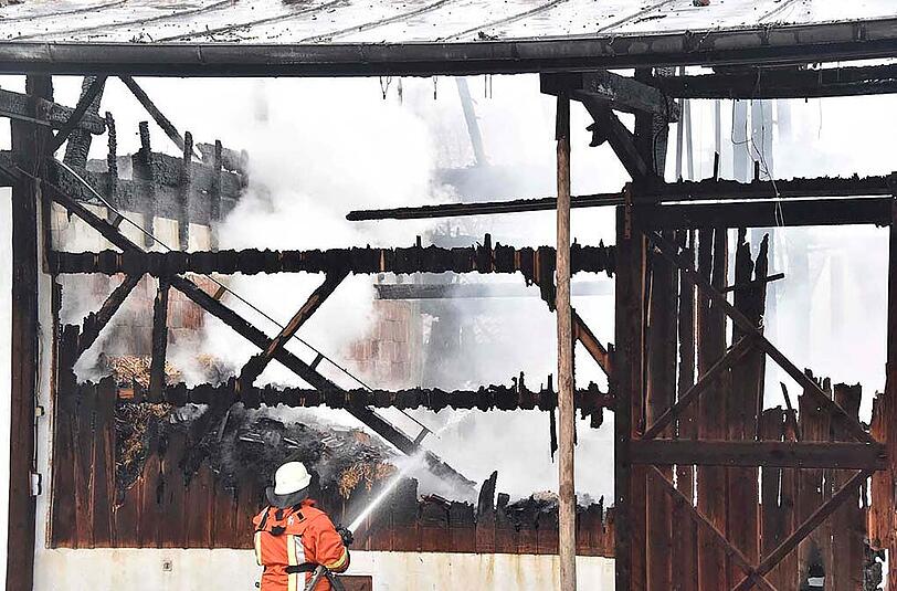 Bilder vom Bauernhof-Brand in Neufahrn bei Freising. Der Landwirt erlitt einen Herzinfarkt, als er den Brand bemerkte.