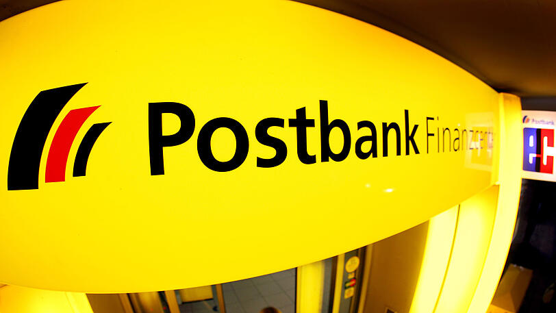 Wegen Warnstreiks stehen Kunden am 15 Filialen der Postbank im Raum Dresden vor verschlossener Tür.