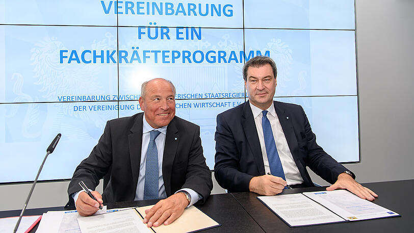 Gaffal (l.) und Söder unterschreiben die Vereinbarung.