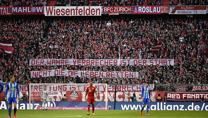 Politisches Statement von Bayern-Fans beim Spiel gegen Hertha BSC. Politisches Statement von Bayern-Fans beim Spiel gegen Hertha BSC.