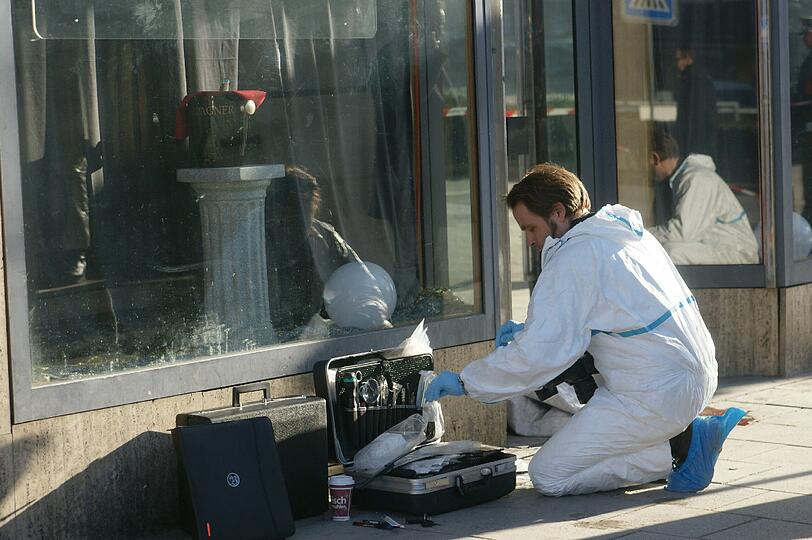 Eine Frau stirbt nach einem blutigen Vorfall im Nachtclub. Die Bilder von der Spurensicherung am "Kapitol" in der Arnulfstraße.