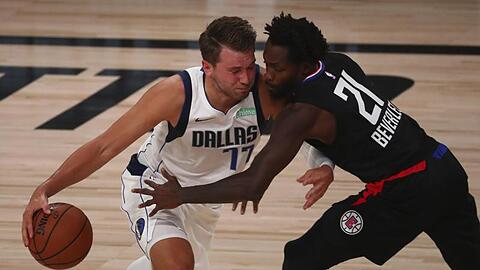 Luka Doncic (l) schrieb trotz der Niederlage erneut NBA-Geschichte.