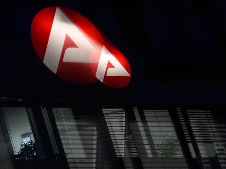 Das Logo der Bundesagentur für Arbeit leuchtet über einem Büro.