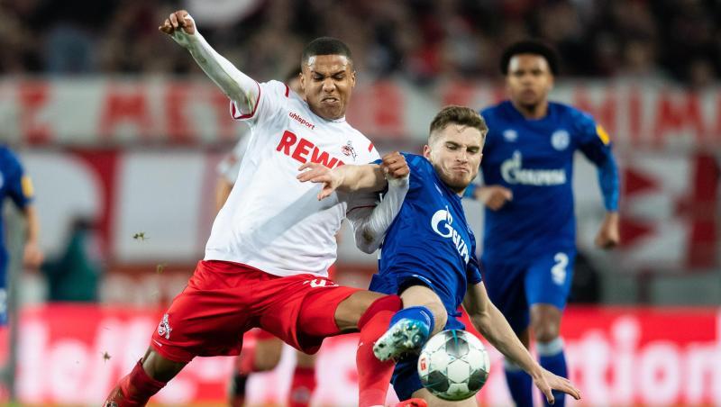 Der Kölner Ismail Jakobs (l) setzt sich im Zweikampf mit dem Schalker Jonjoe Kenny durch. Der Kölner Ismail Jakobs (l) setzt sich im Zweikampf mit dem Schalker Jonjoe Kenny durch.