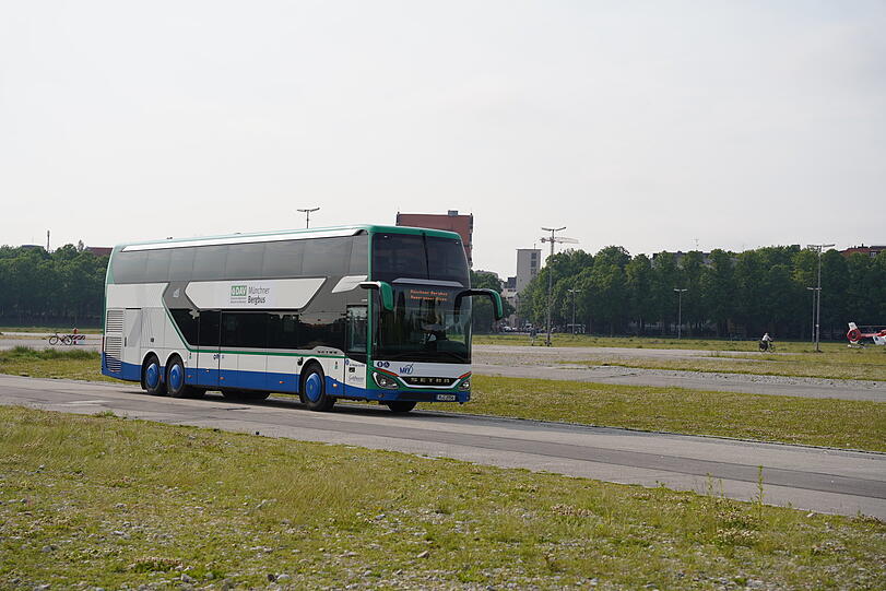 Der Bergbus bringt Münchnerinnen und Münchner am Wochenende in die Berge.