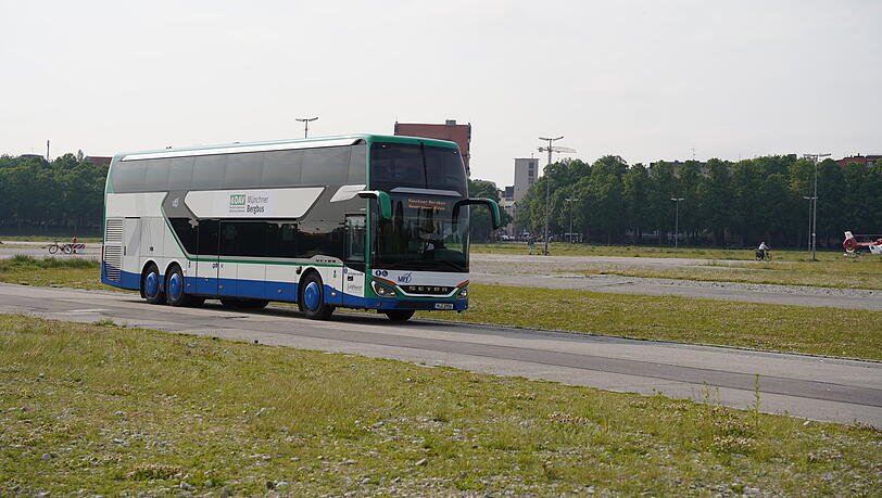 Der Bergbus bringt Münchnerinnen und Münchner am Wochenende in die Berge.