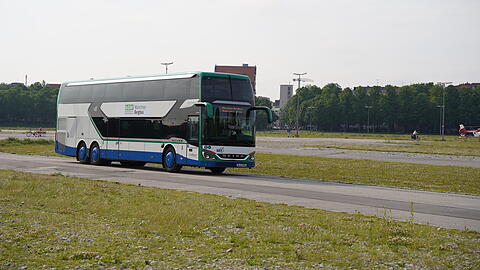 Der Bergbus bringt Münchnerinnen und Münchner am Wochenende in die Berge.