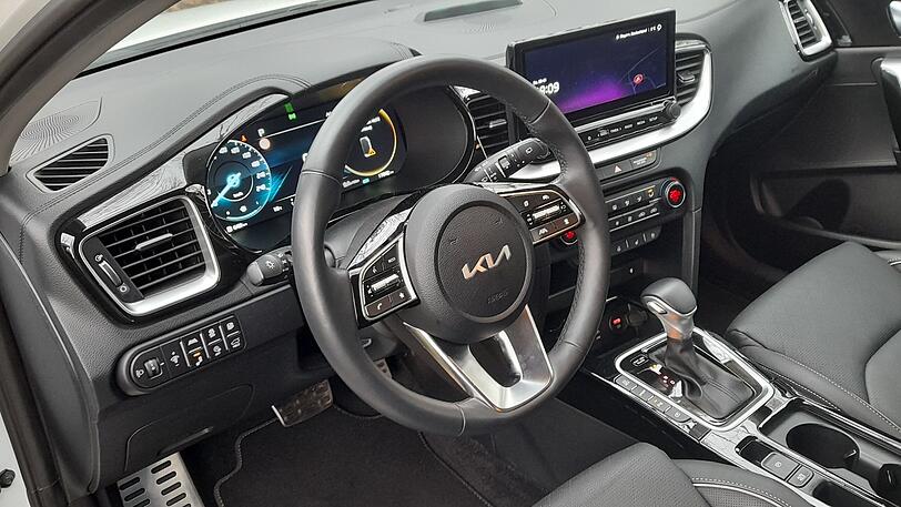 Das Armaturenbrett des Kia Ceed Sportswagon PHEV wirkt hochwertig. Die Bedienung gestaltet sich ziemlich einfach.