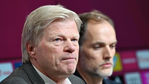 Bayerns Vorstandschef Oliver Kahn (l) hat den Druck auf das Team von Trainer Thomas Tuchel erhöht.