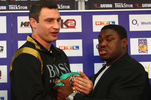 Stritten sich schon vor dem Kampf um den Gürtel: Ex-Champion Vitali Klitschko (l.) und Weltmeister Sam Peter.
