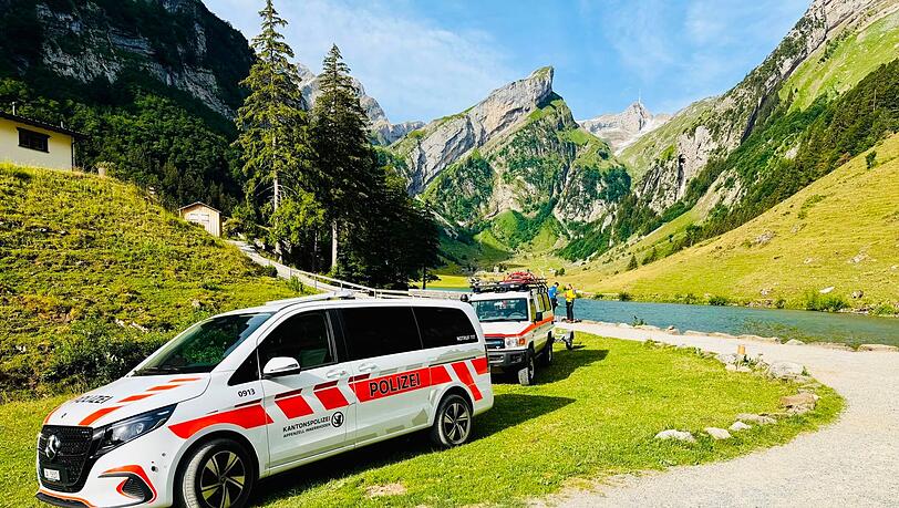 Ein 19-jähriger Deutscher ist beim Baden in einem Schweizer Bergsee ums Leben gekommen. Ein 19-jähriger Deutscher ist beim Baden in einem Schweizer Bergsee ums Leben gekommen.